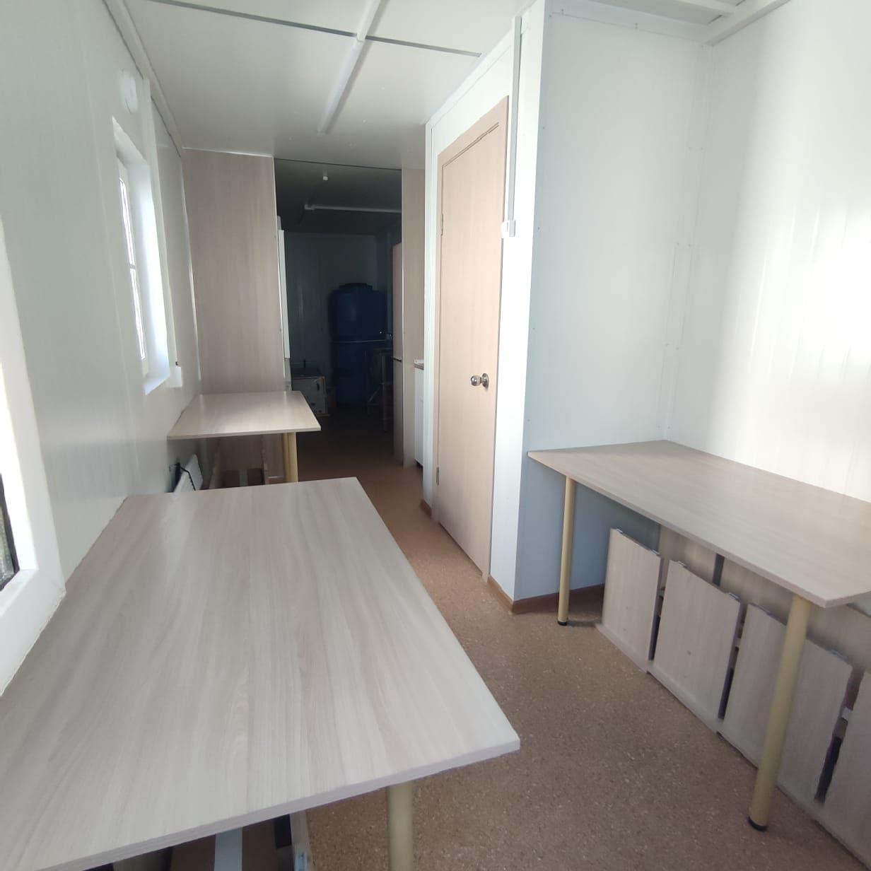 Кухня-столовая на 12 человек: фотография 2