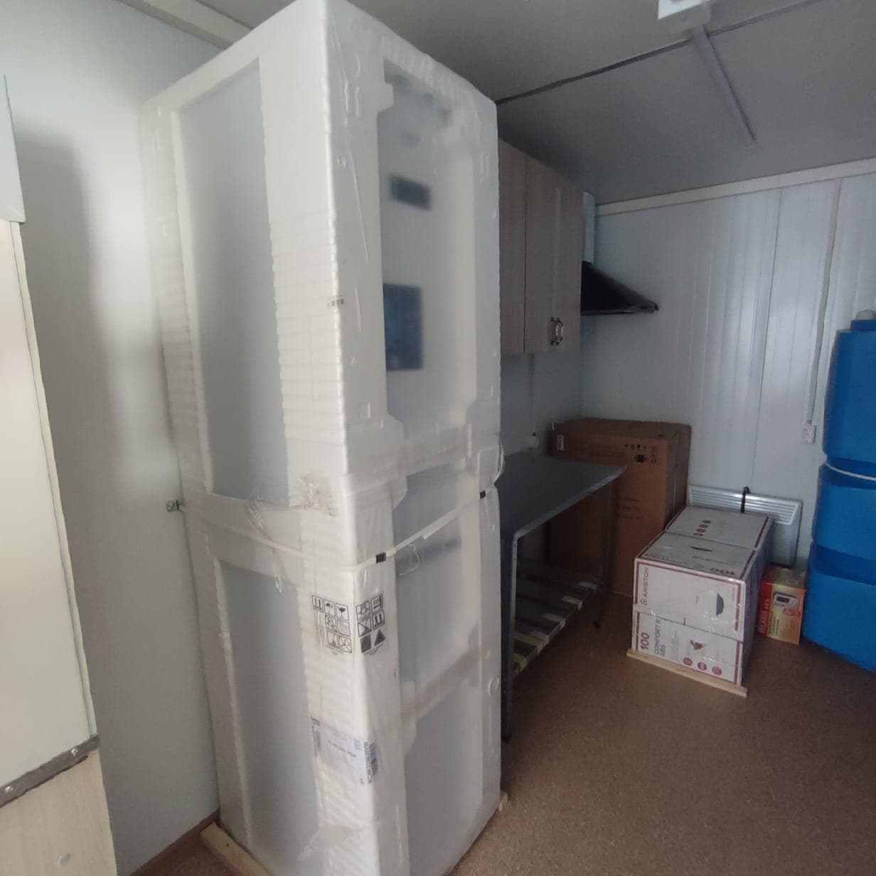 Кухня-столовая на 12 человек: фотография 3