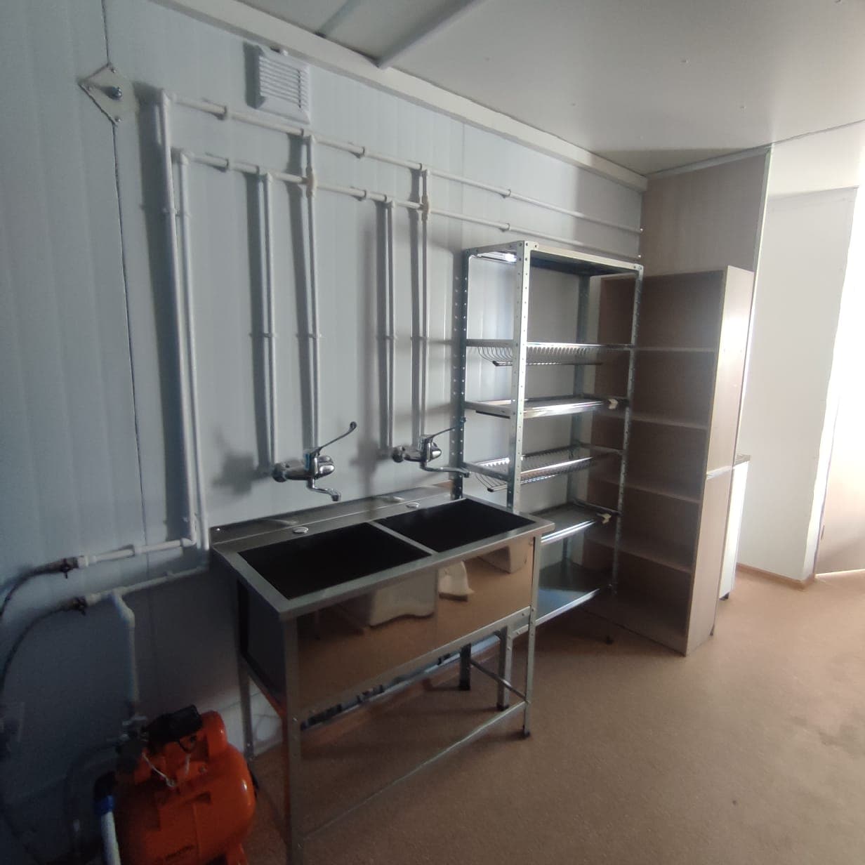 Кухня-столовая на 12 человек: фотография 4