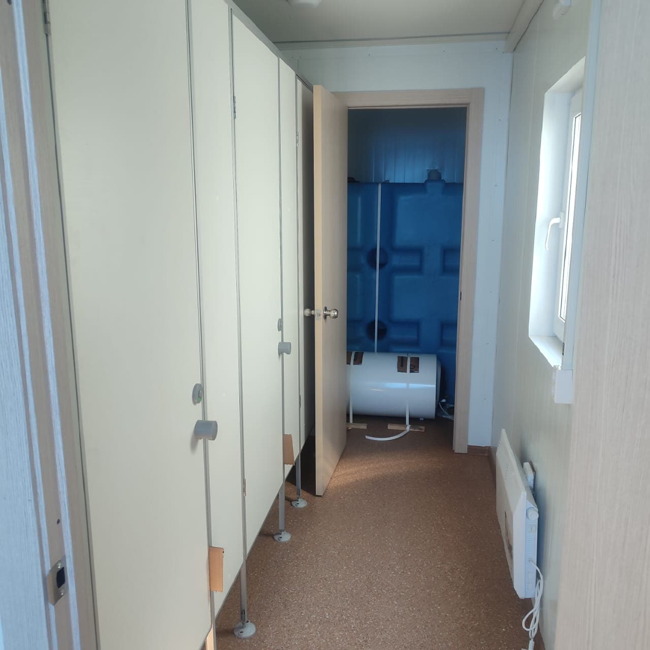 Вагон-туалет на 3 кабинки: фотография 3